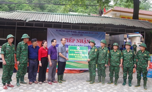 Đoàn công tác Bộ tư lệnh Bộ đội Biên phòng thăm tặng quà nhân dân vùng lũ
